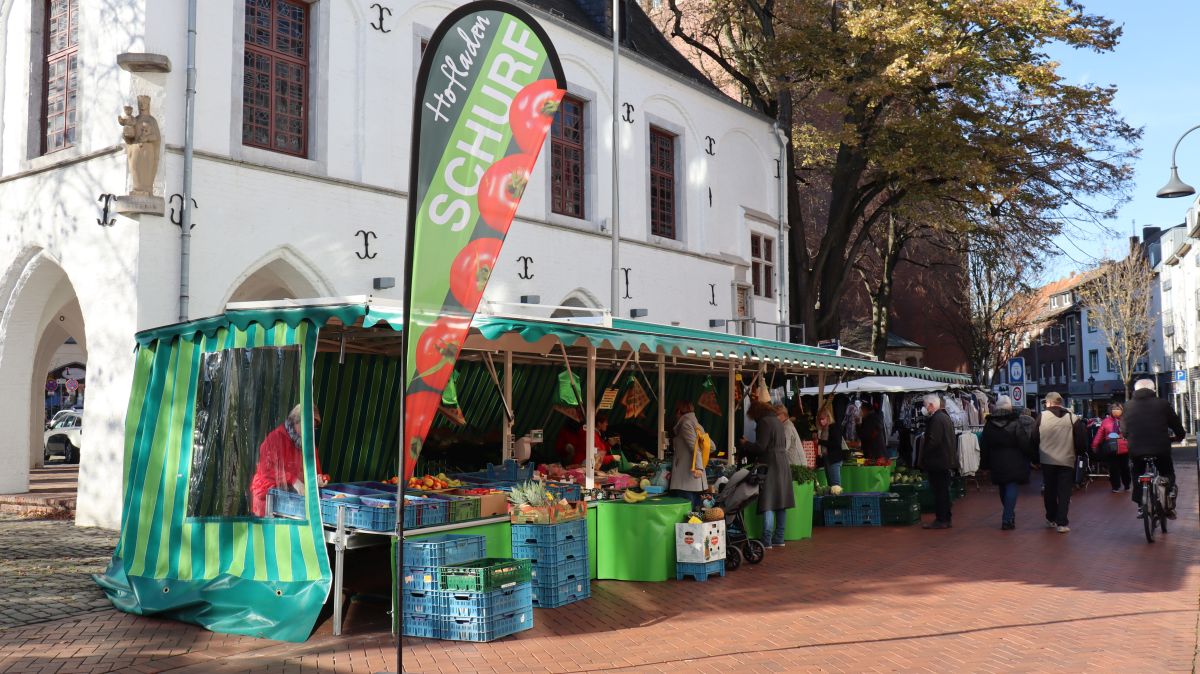 Marktstände vor dem Alten Rathaus