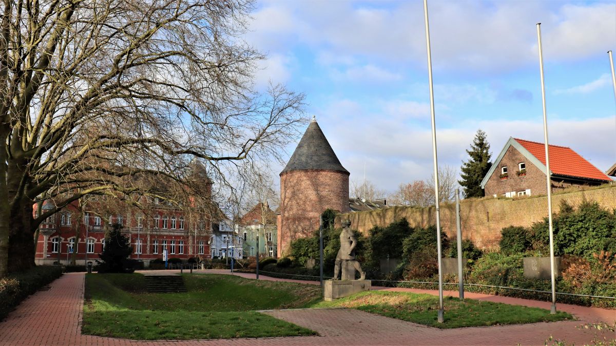 Rathaus mit Gefangenenturm und Kriegerdenkmal