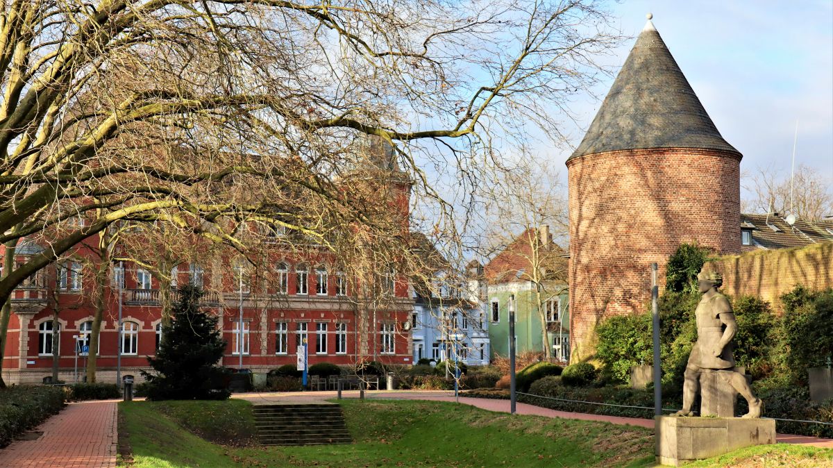 Rathaus mit Gefangenenturm und Kriegerdenkmal