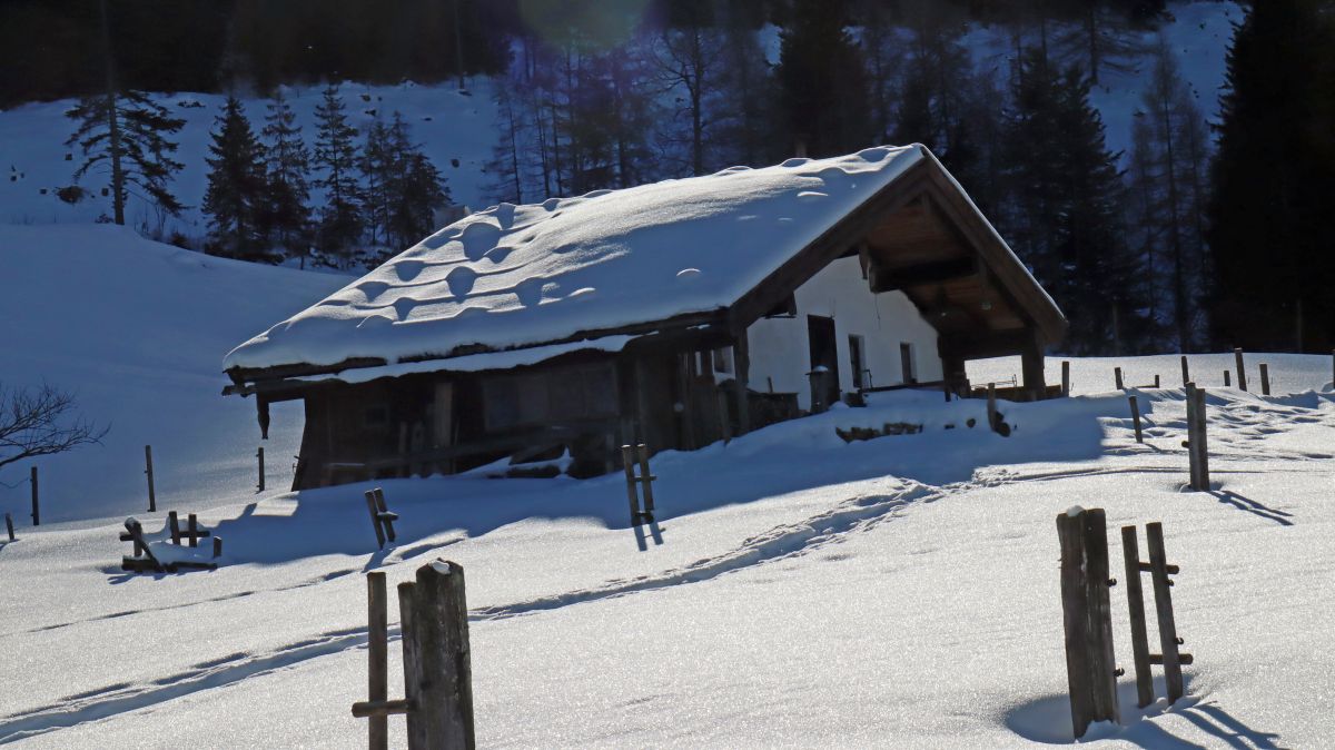 Verschneite Almhütte