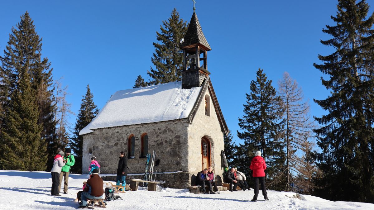 Wanderer an der Anna Kapelle