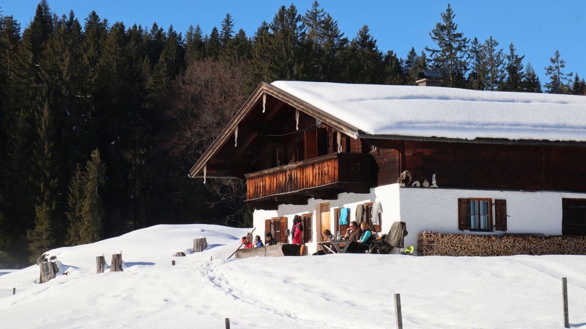 Wanderrast an einer Almhütte