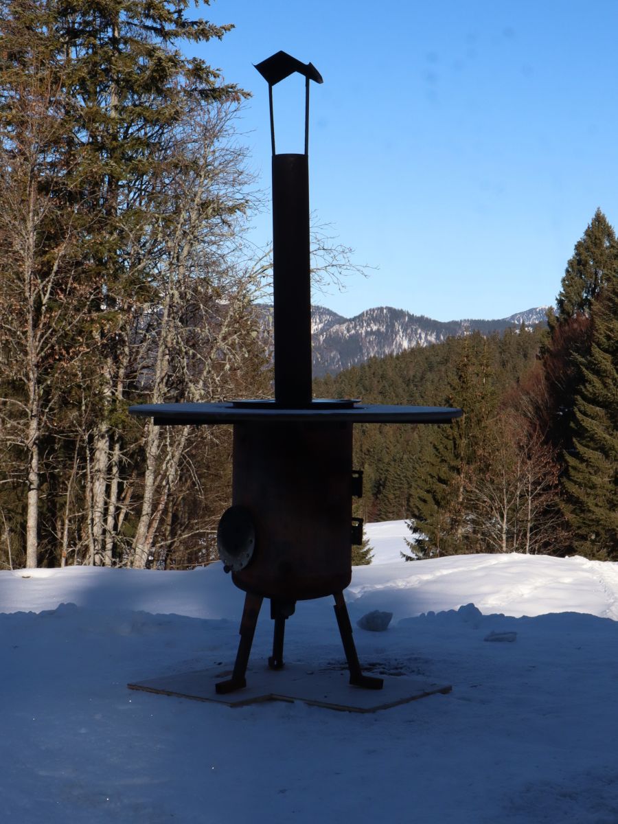 Stehtisch mit integriertem Ofen Hindenburghütte