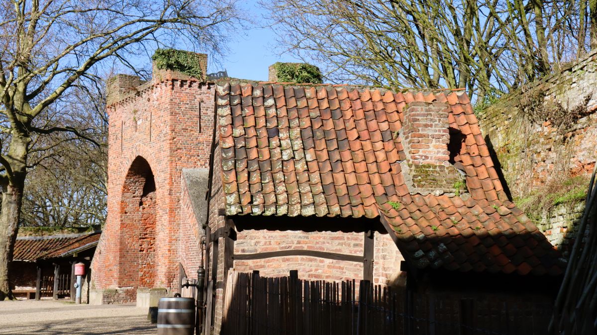 Tor an der Rue de Sappeure mit Backhaus