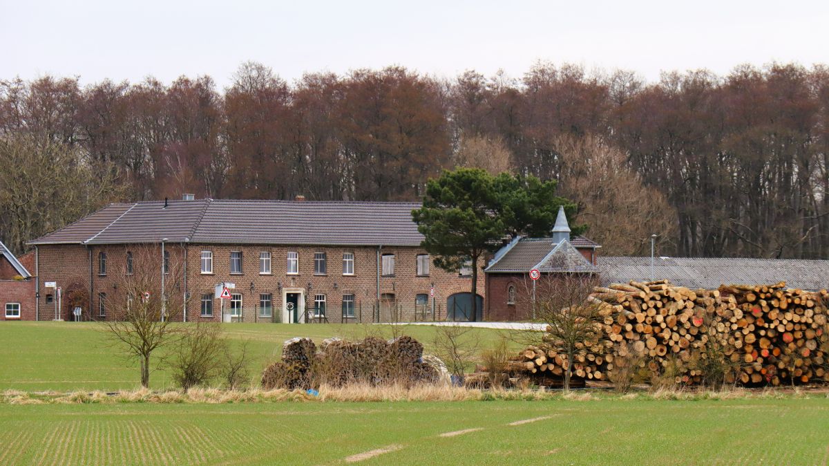 Blick auf Gehöft bei Peel