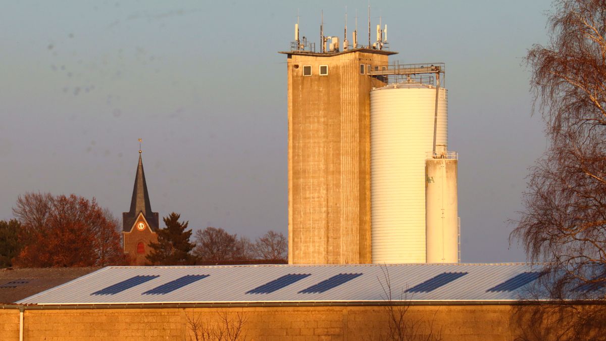 Kirchturm und Silo Gillrath