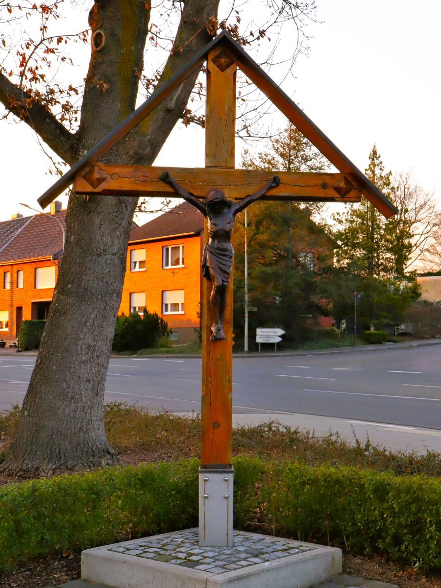 Wegkreuz am neuen Dorfplatz - Startpunkt Gillrather Kapellenweg