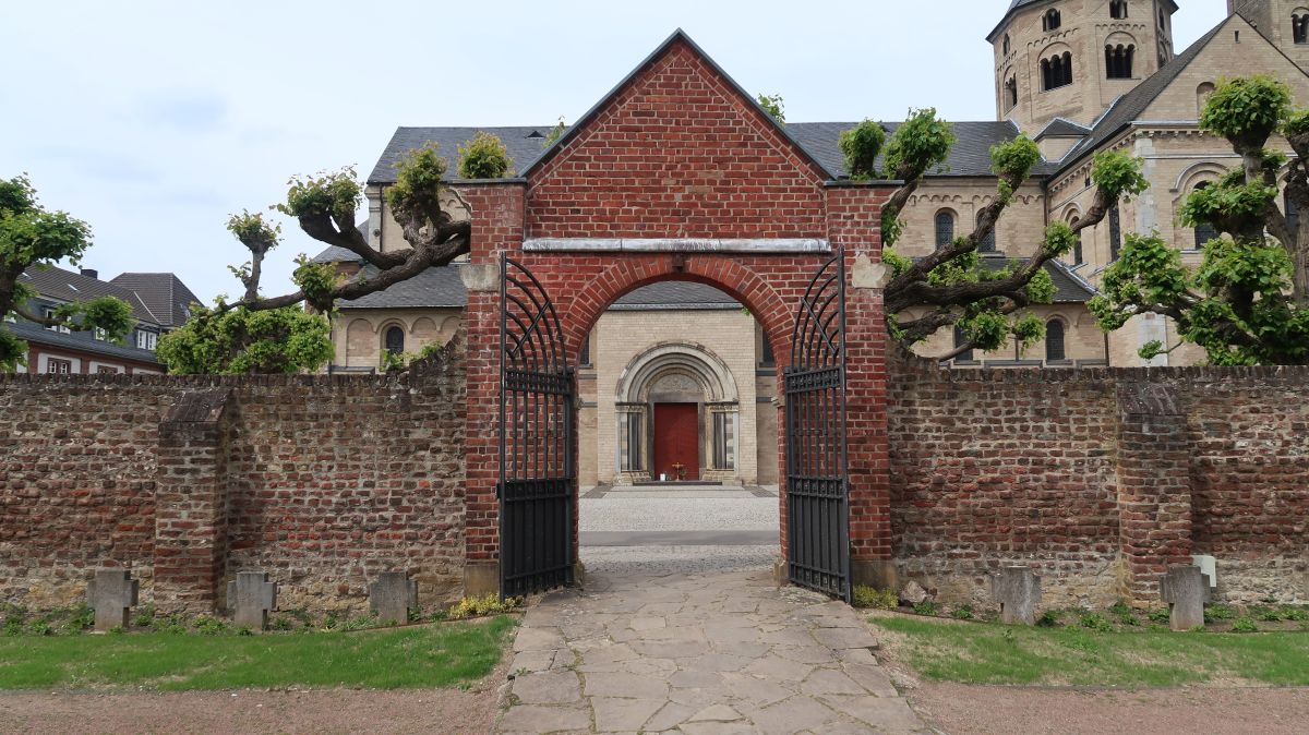 Blick vom Klosterfriedhof zur Kirche