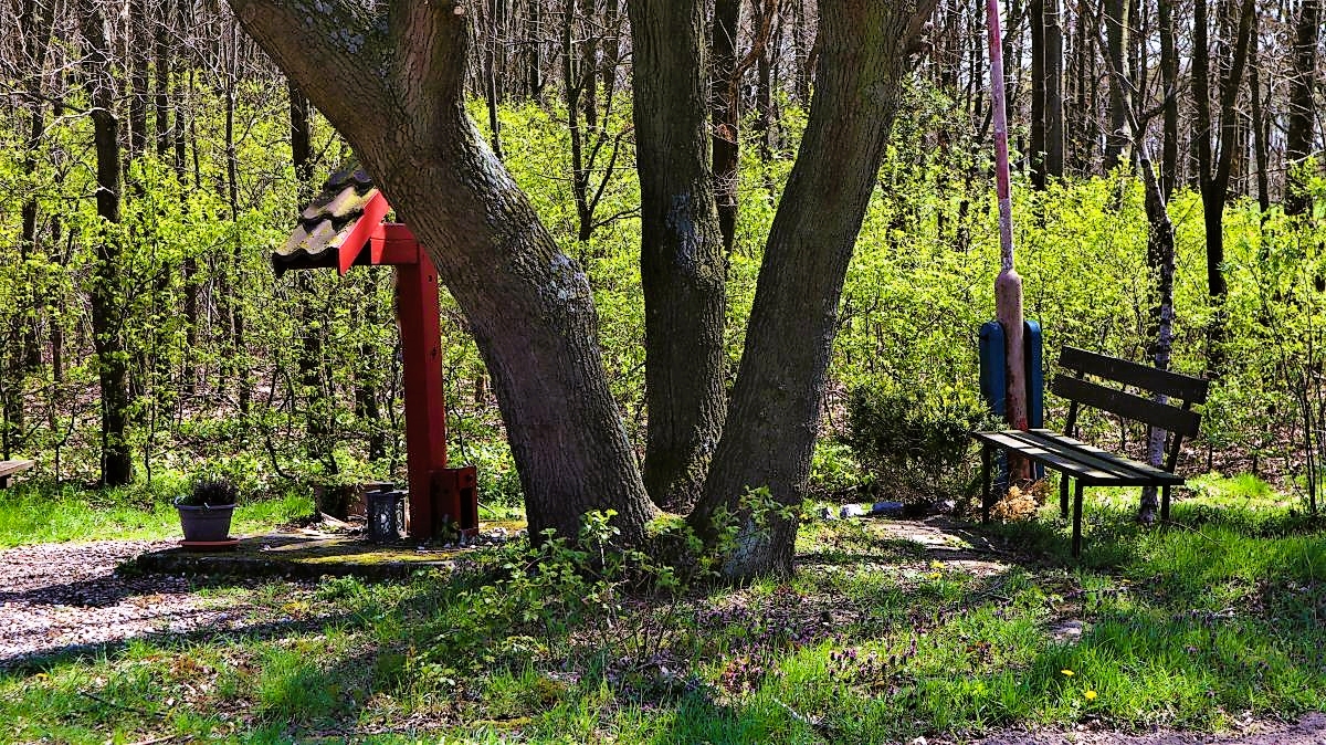 Wegkreuz am Waldrand