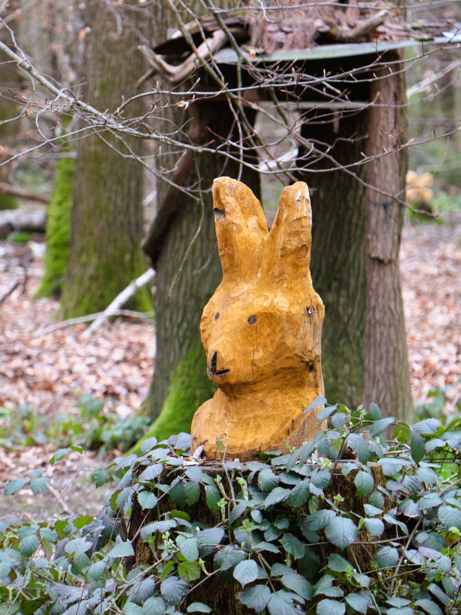 Hasenskulptur im Wald