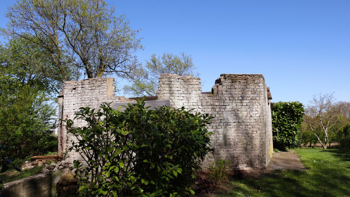 Ruine auf der Höhe Kengen