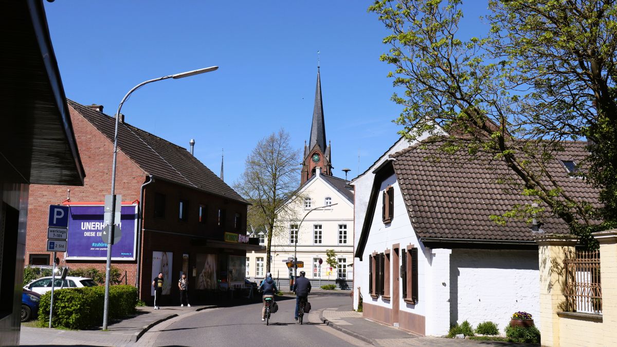 Blick auf Rathaus und Pfarrkirche Rheurdt
