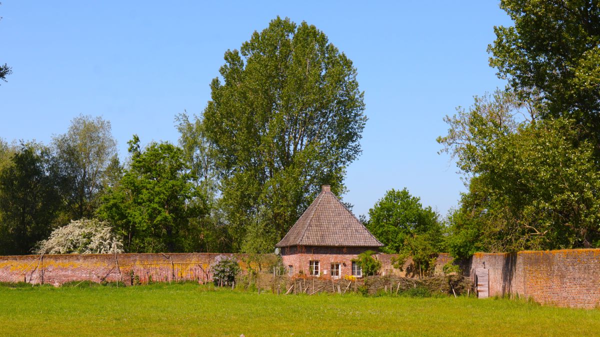 Klostermauer mit Gartenhaus