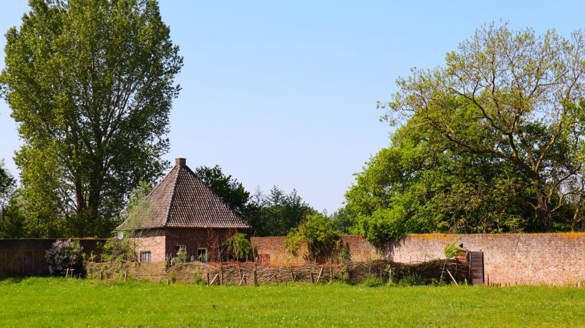 Gartenhaus und Klostermauer