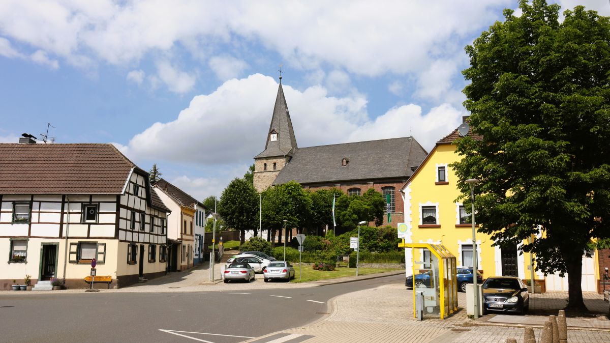 Markt Doveren mit Pfarrkirche