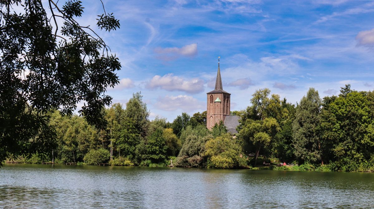 Borner See mit Pfarrkirche