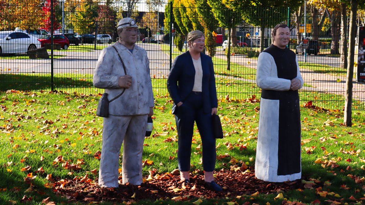 Betonfiguren am Gelände der LaGa