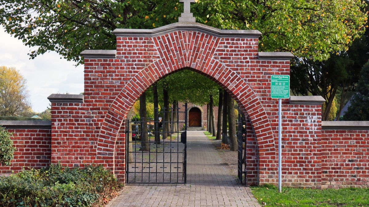 Tor zum Friedhof Karken