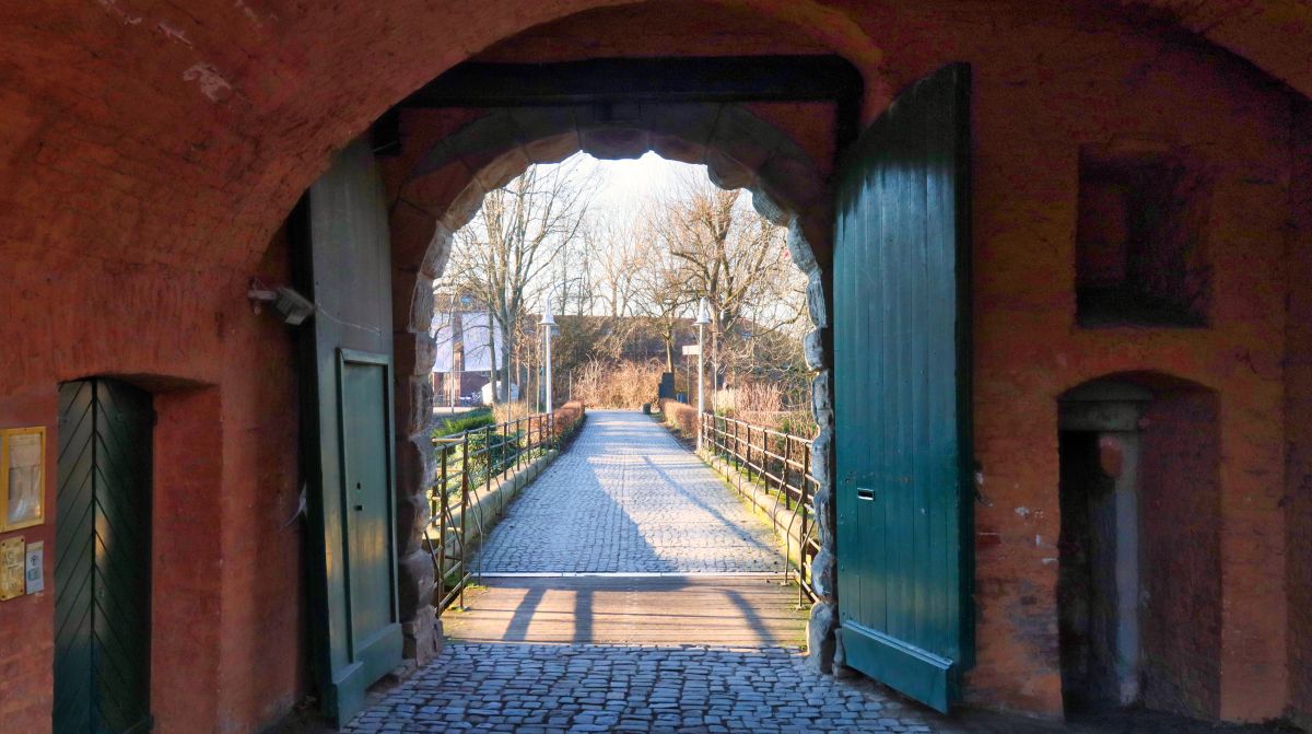 Blick durch das Tor von Schloss Rheydt